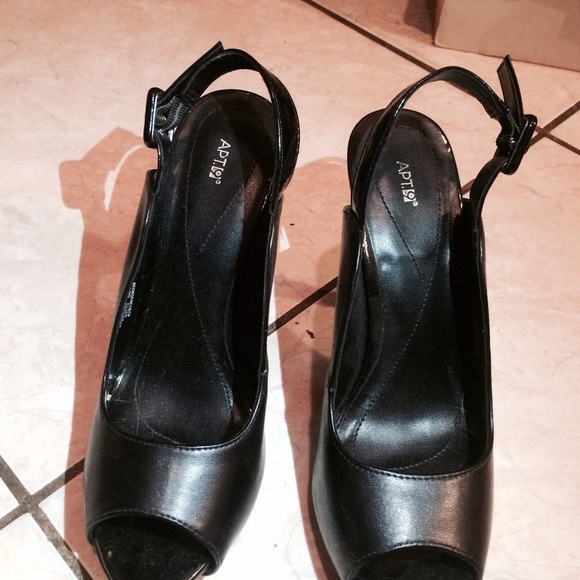 Black open toed pumps size 8 - Picture 3 of 3