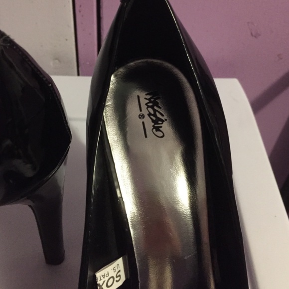 Black heels - Picture 3 of 3