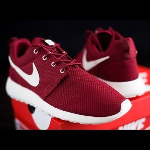 ❗️LOOKING FOR❗️Maroon Nike Roshes - Women's size 8