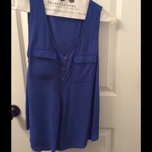 Cute sleeveless blue top