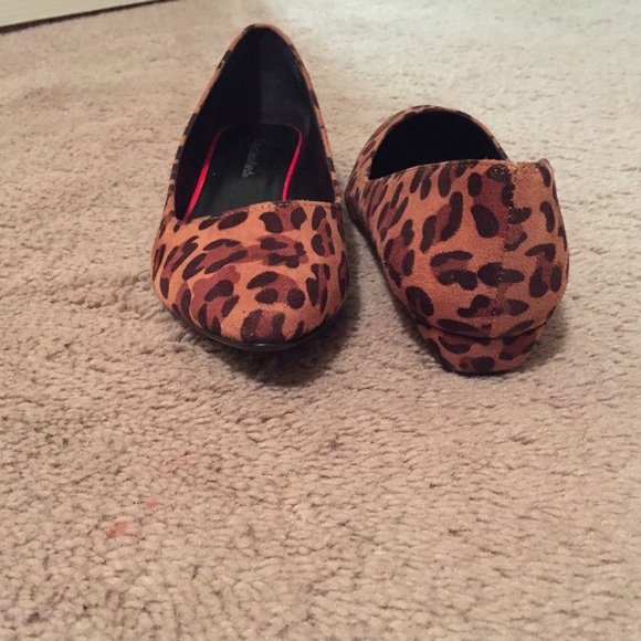 Kitten wedge/pointed toe flat