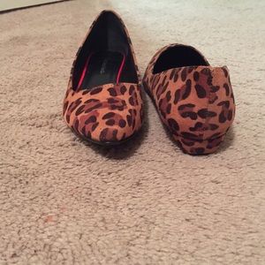 Kitten wedge/pointed toe flat