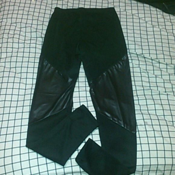 Hot topic leggings with leather design