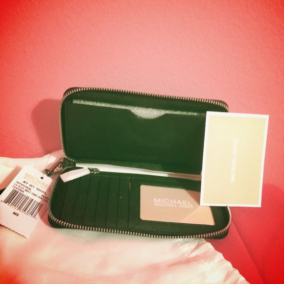 Not for sale!!!! Michael kors wristlet wallet - Picture 2 of 2