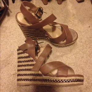 Size 6 👠 brown Limelight wedges