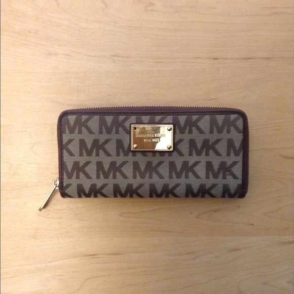 Michael Kors Clutches & Wallets - Michael Kors Logo Wallet