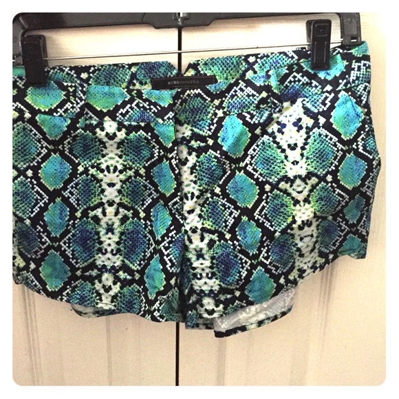 Sneak print shorts BCBG
