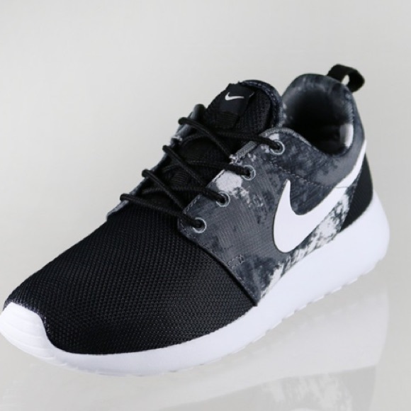 NWT*** Roshe Runs size 10.