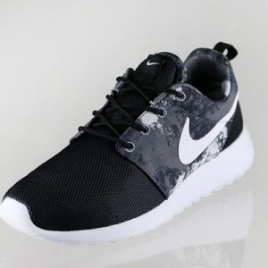 NWT*** Roshe Runs size 10.