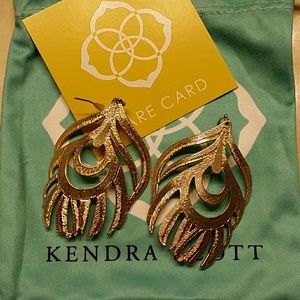 Karina feather earrings in gold