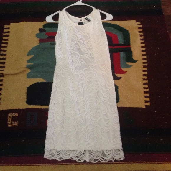 Very gorgeous white lace dress 👗👗