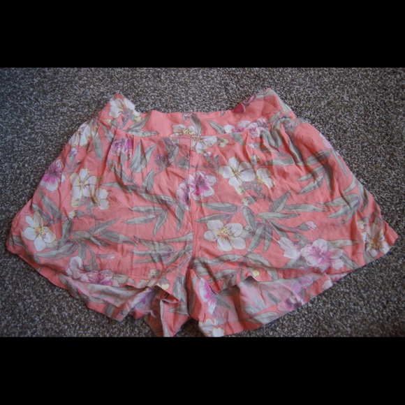 🚫🚫SOLD🚫🚫 American Eagle flowy floral shorts