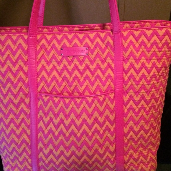 Vera Bradley tote in the pattern "Ziggy Zags"