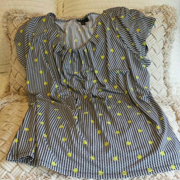 Short sleeve black and white with lime polka dots