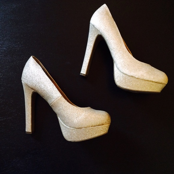 Gold glitter platform pumps