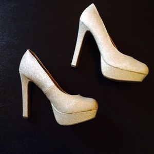 Gold glitter platform pumps