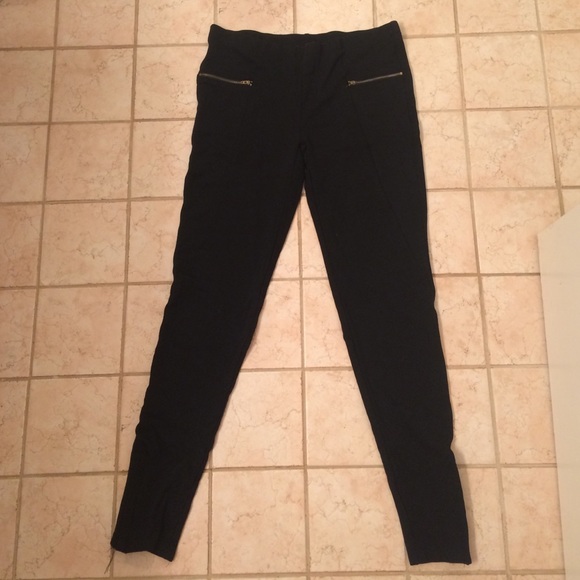 Black leggings with zipper on pockets and ankle