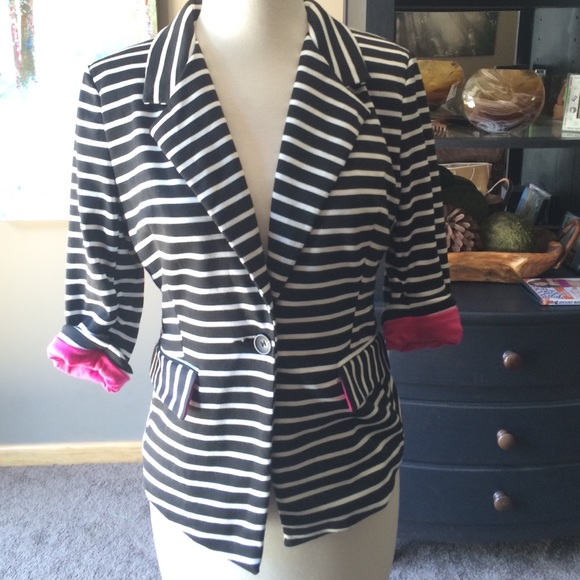 Monteau Jackets & Blazers - Super cute blazer!