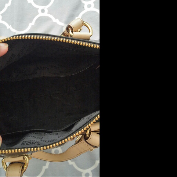 Reserved @ctg.... Michael kors purse - Picture 2 of 4