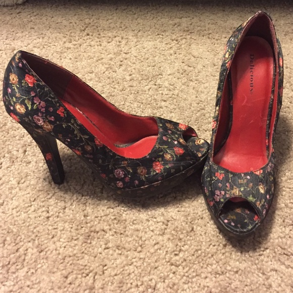 Delicious Brand high heels