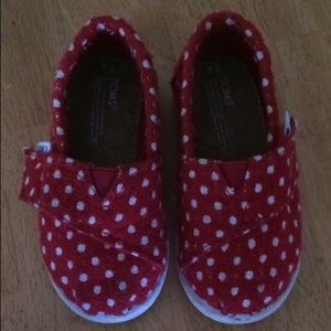 Red with white polka dot toms. Barely worn size 6T