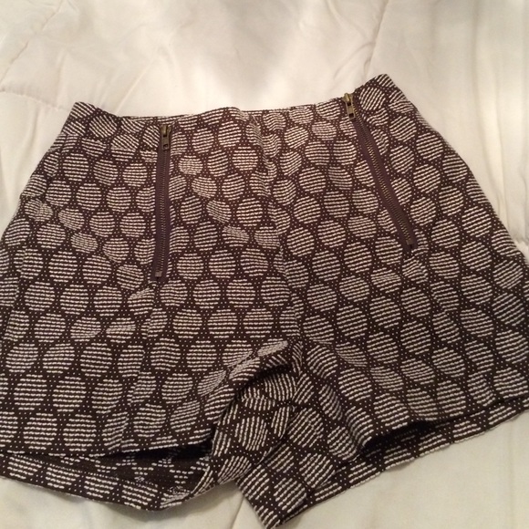 Double zipper in front pockets in the back