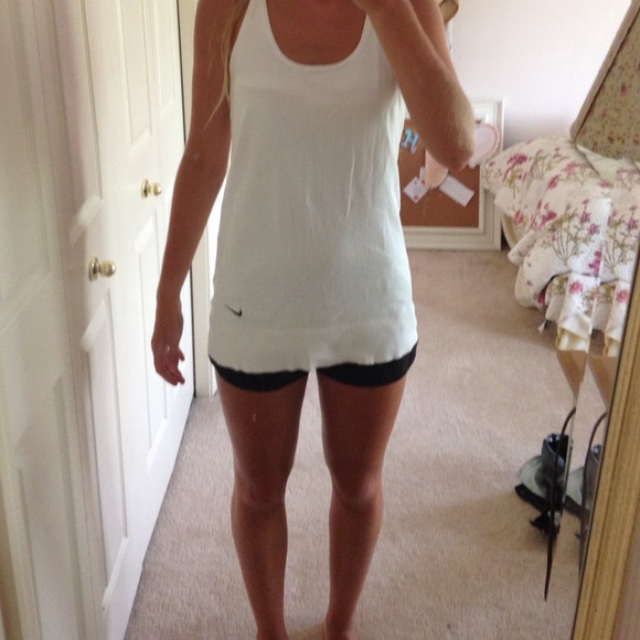 White detailed Nike tank - Picture 3 of 4
