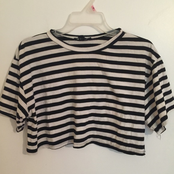 loose fit crop top!