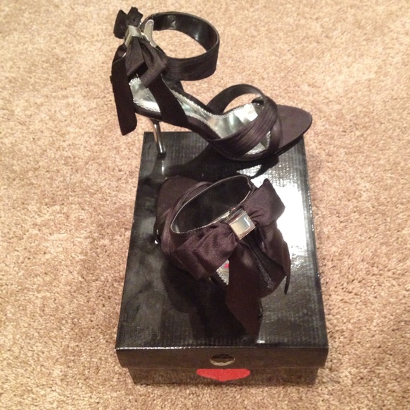 Luichiny Black Satin Evening Shoes w Bow - Picture 3 of 4