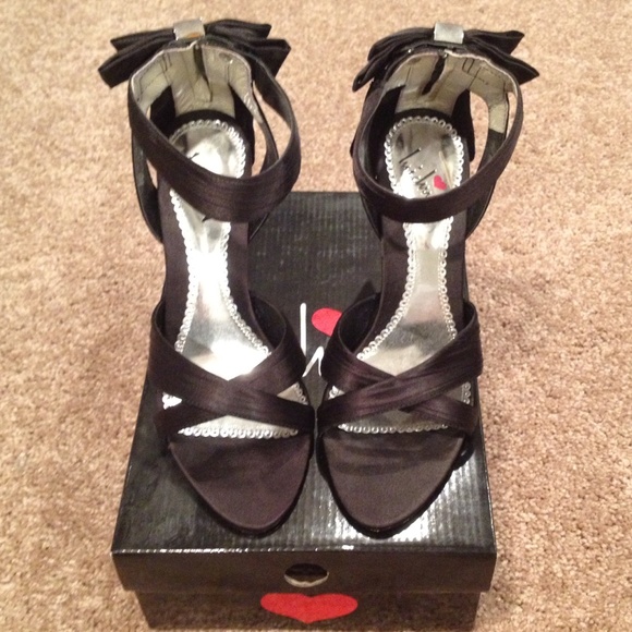 Luichiny Black Satin Evening Shoes w Bow - Picture 4 of 4