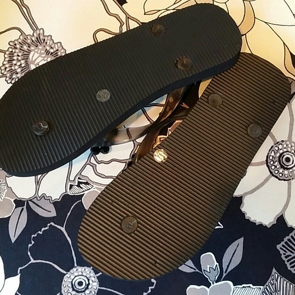 BCBG Flip Flops New - Picture 2 of 4