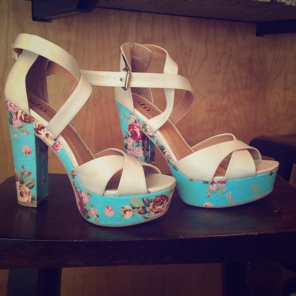 Floral heels - Picture 1 of 2