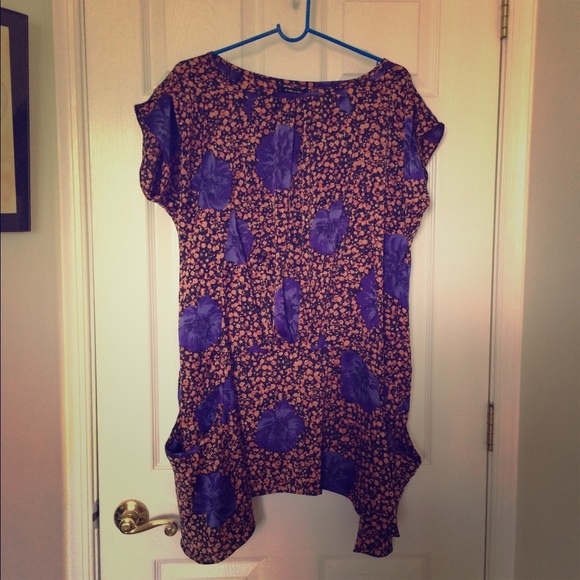 ✨Price drop✨ Floral tunic with cap sleeves