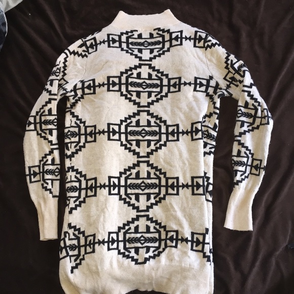 ❌SOLD❌ Aztech Cardigan - Picture 2 of 2