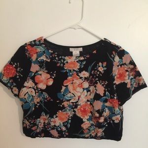 loose fit crop top!