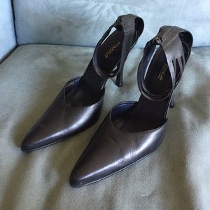 Andrea Collection black leather upper pumps.