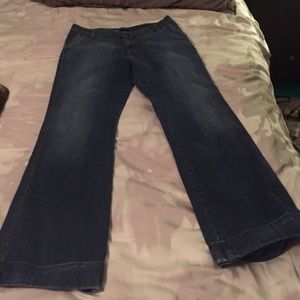 Extremely cute pair of jeans with cuffed bottoms. 💙👖