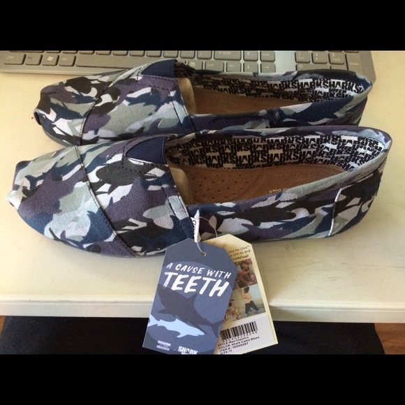 Limited Edition Toms Camouflage Shark Week Shoe 11 - Picture 1 of 4