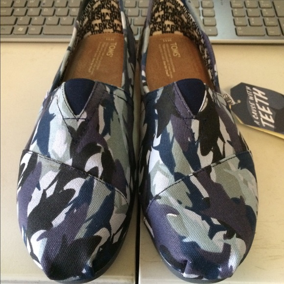 Limited Edition Toms Camouflage Shark Week Shoe 11 - Picture 2 of 4