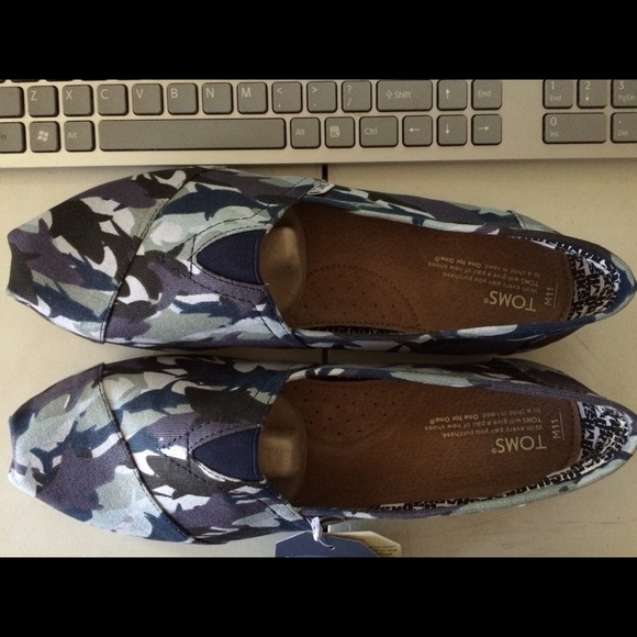 Limited Edition Toms Camouflage Shark Week Shoe 11 - Picture 3 of 4