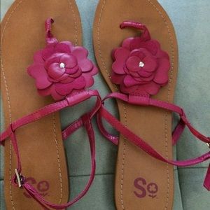 SO Deep Rose Strappy Flower Sandals. Size 9.5