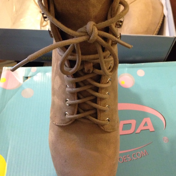 Shoes - Picture 4 of 4