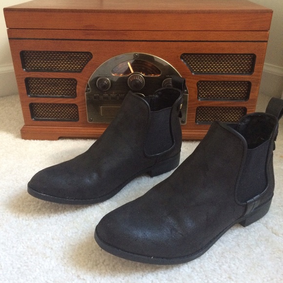 BLACK BOOTIES