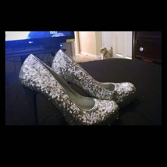 *STAND OUT FOR THE HOLIDAYS*Sequin silver 4" heels