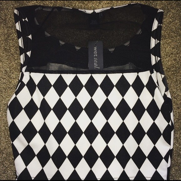 🔮Checkered Pattern Crop Top🔮 - Picture 3 of 3