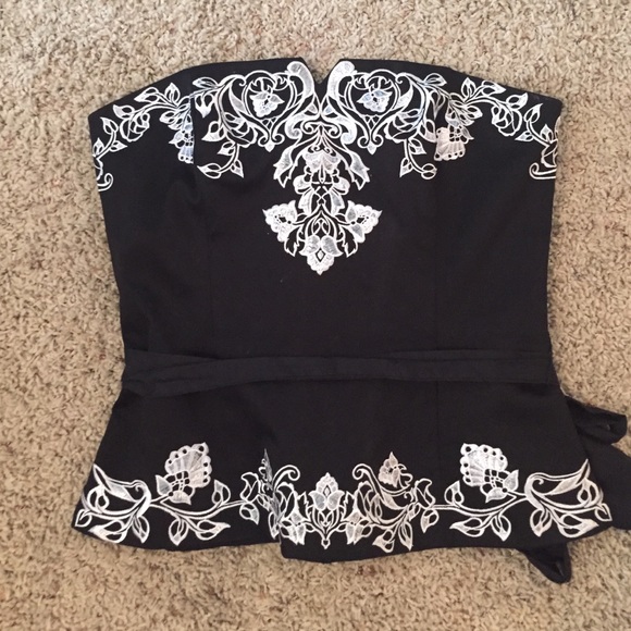 Detailed strapless top