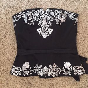 Detailed strapless top