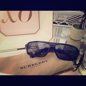 Burberry sunglasses with pouch