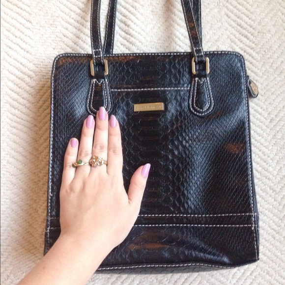 *SOLD* Liz Claiborne Black Texture Purse - Picture 4 of 4