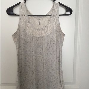 Sleeveless mesh detailed shirt